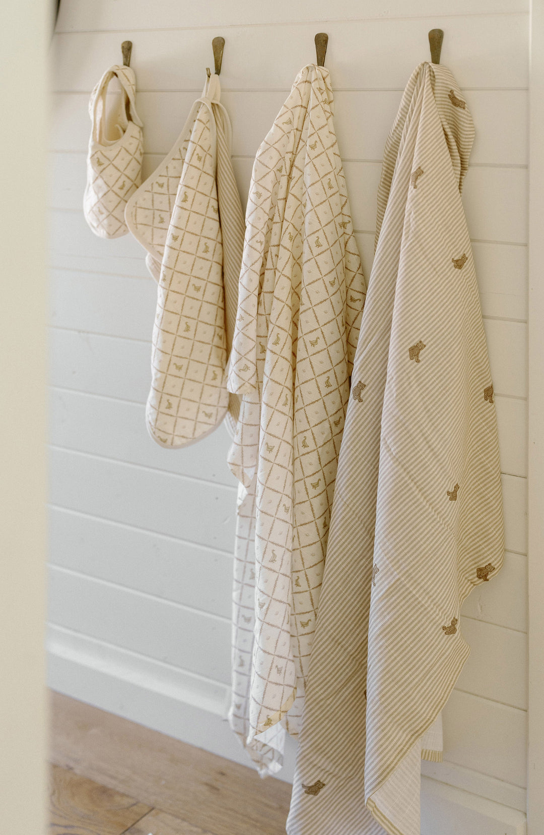 Oilo Bear & Butter Yellow Duck | Muslin Swaddle Blanket Set