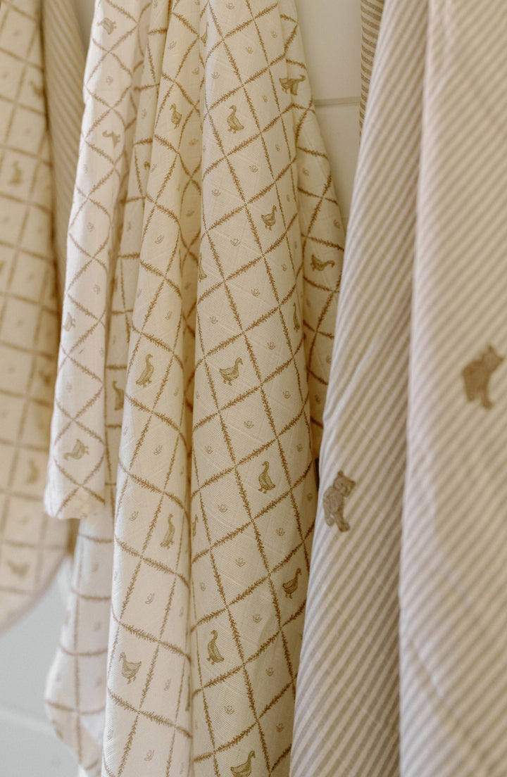 Oilo Bear & Butter Yellow Duck | Muslin Swaddle Blanket Set