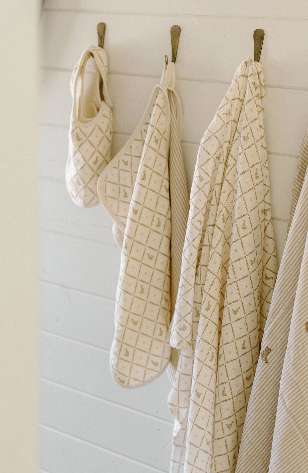 Oilo Bears & Butter Yellow Ducks | Premium Muslin Bib 2-Pack